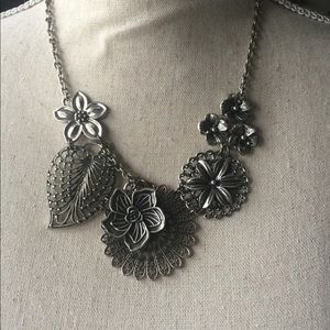 Premier Designs Flower necklace